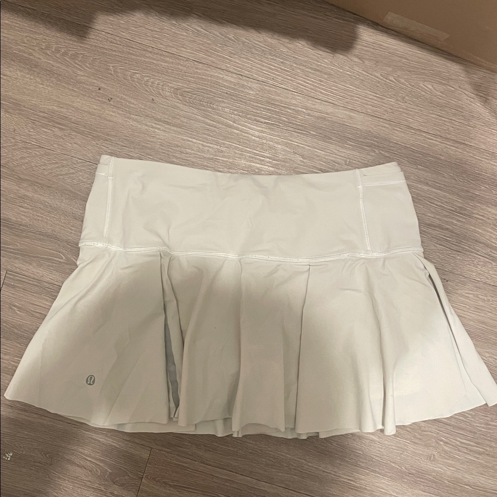 Lululemon women’s white skirt Hit Your Stride Skirt Skort